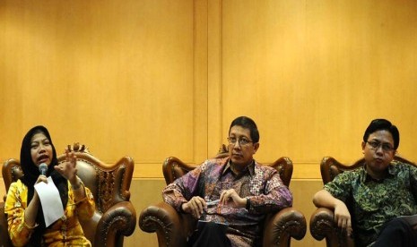 (dari kiri) Pengamat Pemilu Perludem Titi Anggraini, Wakil Ketua MPR Lukman Hakim Syaifuddin dan Dosen Fisip UIN Syarif Hidayatullah Burhanuddin Muhtadi berbicara saat menjadi narasumber diskusi bertajuk 