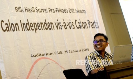  (dari kiri) Periset CSIS Arya Fernandes memberikan paparan hasil survey CSIS terhadap Calon Gubernur DKI di Jakarta, Senin (25/1).