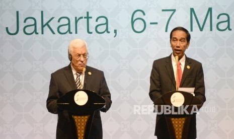 (dari kiri) Persiden Palestina Mahmoud Abbas dan Presiden Joko Widodo saat konferensi pers usai penutupan KTT Luar Biasa OKI di Balai Sidang Jakarta, Senin (7/3). (Republika/Wihdan Hidayat)