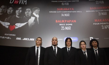 (dari kiri) Personel grup musik Dewa 19 Andra, Ahmad Dhani, Once Mekel, Dul Jaelani dan Agung berpose usai mengikuti jumpa pers 