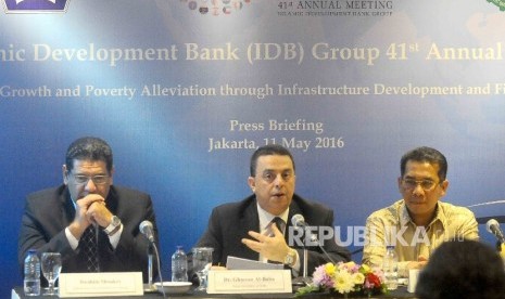 (dari kiri) Perwakilan Islamic Development Bank (IDB) Jakarta, Ibrahim Shoukry, Executive Secretary IDB Ghassan Al-Baba serta Staf Ahli Menteri Keuangan Bidang Makro Ekonomi dan Keuangan Internasional Andin Hadiyanto memberikan keterangan kepada wartawan s