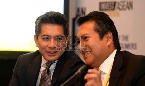 (dari kiri) Presiden Direktur Bank Maybank Indonesia Tazwin Zakaria bersama GroupHead Global Banking Maybank Amirul Feisal Wan Zahir menjawab pertanyaan wartawan saat konferensi pers Invest ASEAN 2015 di Jakarta, Selasa (6/10).