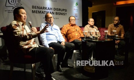 (Dari Kiri) Presiden Direktur PT Adaro Energy Tbk Garibaldi Thohir, Ketua Umum Kadin Indonesia Rosan P.Roeslani,Dirut BRI Syariah Moch. Hadi Santoso, Direktur Keuangan dan Oprasional BNI Syariah Wahyu Avianto dan Pemimpin Redaksi Republika Irfan Junaidi menjadi narasumber pada acara Cafe CEO Republika