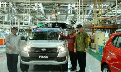 (dari kiri) Presiden Direktur PT Astra Daihatsu Motor (ADM) Sudirman MR, Menperin Saleh Husin dan Presiden Direktur PT Astra International Tbk Prijono Sugiarto berbincang dalam acara Seremoni pencapaian produksi 4 juta unit Daihatsu di Jakarta, Kamis (7/5)