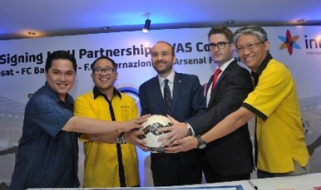 (Dari kiri) Presiden Inter Milan Erick Thohir, Presiden Direktur & CEO Indosat Alexander Rusli, Managing Director of Asia Inter Milan Richard Lamb, Direktur Arsenal William Brown, Chief Marketing Officer Indosat Loong Tuck Weng berfoto bersama usai penanda