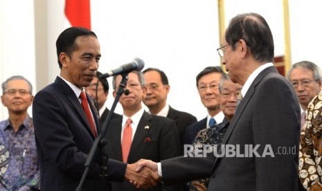  (dari kiri) Presiden Joko Widodo bersama Presiden Asosiasi Jepang Indonesia Yasuo Fukuda menggelar konferensi pers usai mengadakan pertemuan di Istana Merdeka, Jakarta, Rabu (27/7). (Republika/Wihdan)