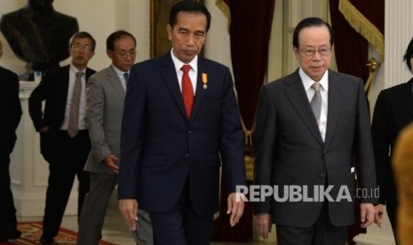 (dari kiri) Presiden Joko Widodo bersama Presiden Asosiasi Jepang Indonesia Yasuo Fukuda menggelar konferensi pers usai mengadakan pertemuan di Istana Merdeka, Jakarta, Rabu (27/7). (Republika/Wihdan)