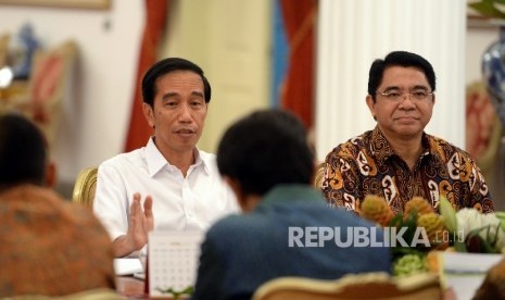 (dari kiri) Presiden Joko Widodo, dan Kepala BKPM Franky Sibarani saat mengumumkan Paket Kebijakan Ekonomi ke-12 di depan petinggi media di Istana Negara, Jakarta, Kamis (28/4).  (Republika/Wihdan) 