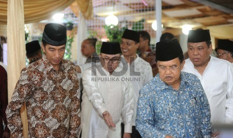 (dari kiri) Presiden Joko Widodo, Ketua MPR Zulkifli Hasan Wapres Jusuf Kalla dan Ketua MK Arief Hidayat saat mengelar buka bersama pimpinan lembaga negara di Rumah Dinas Ketua MPR kawasan Widya Chandra, Jakarta, Senin (22/6). (Republika/Tahta Aidilla)