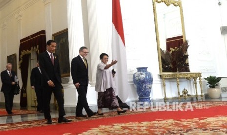 (dari kiri) Presiden Joko Widodo, Menteri Luar Negeri Republik Ceko Lubomir Zaoralek, dan Menteri Luar Negeri Retno Lestari Marsudi usai melakukan pertemuan di Istana Merdeka, Jakarta, Kamis (25/2). 