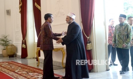 (dari kiri) Presiden RI Joko Widodo menyambut kedatangan Grand Syekh Al Azhar Prof. Dr. Syekh Ahmad Muhammad Ahmad Ath-Thayyeb bersama rombongan di Istana Merdeka, Jakarta, Senin (22/2).