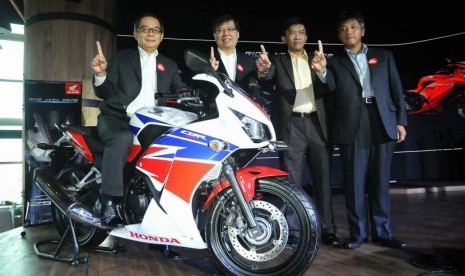 (Dari Kiri) President Director Astra Honda Motor (AHM) Toshiyuki Inuma, Executive Vice President Director AHM Johannes Loman, Marketing Director AHM Margono Tanuwijaya dan Marketing Director AHM Koichi Mizuno mengacungkan jari saat peluncuran All New Honda