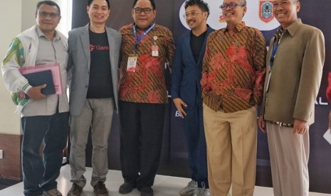 (dari kiri) Prof. Adang Suherman, Raden Isnanta, dan Giring Nidji di sela acara simposium membahas E-Sport dalam olahraga Indonesia.