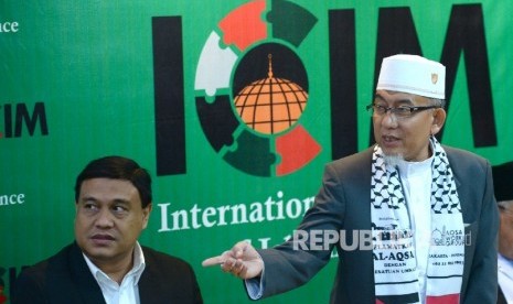 (dari kiri) Redaktur Pemberitaan Lembaga Kantor Berita Nasional (LKBN) Antara, Aat Surya Safaat dan Ketua Steering Committee ICIM Yakhsyallah Mansu saat konerensi pers usai penutupan ICIM 2016 di Jakarta, Kamis (26/5).  (Republika/Wihdan)