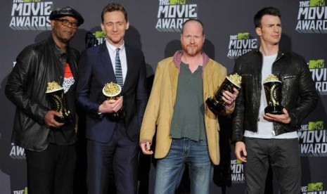 (Dari kiri) Samuel L. Jackson, Chris Hiddleston, Joss Whedon dan Chris Evans, berpose bersama usai meraih penghargaan untuk 