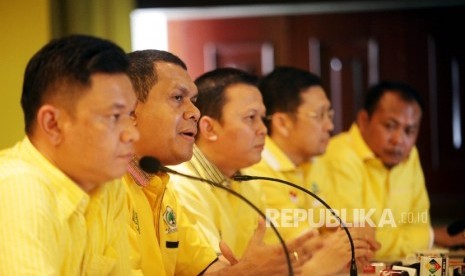 (dari kiri) Sejumlah perwakilan Generasi Muda Partai Golkar (GMPG) Ace Hasan Sadzily, Melki Lakalena, Andi Sinulingga, Ahmad Doli Kurnia, dan Sirajuddin Abdul Wahab.