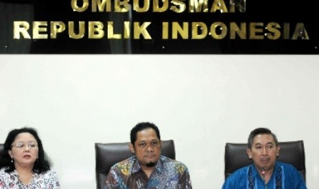 (dari kiri) Sekjen Ombudsman Animaharsi, Anggota Ombudsman Bidang Pencegahan Hendra Nurtjahjo, dan Anggota Ombudsman Bidang Penyelesaian Laporan Santoso saat konferensi pers di Kantor Ombudsman, Jakarta, Rabu (30/10). Konferensi pers ini terkait rencana pe