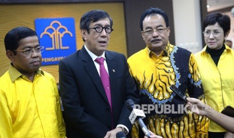  (dari kedua kiri) Sekjen Partai Golkar Idrus Marham, MenkumHAM Yasonna Laoly, Bendahara Umum Partai Golkar Robert Kardinal, menggelar koonferensi pers usai menyerahkan daftar Pengurusan DPP Partai Golkar 2016-2019 di KemenkumHAM, Jakarta, Selasa (28/6). 