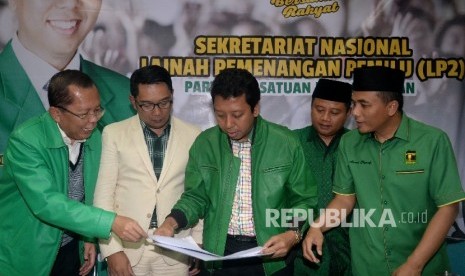 (dari kiri) Sekjen PPP Arsul Sani, Walikota Bandung Ridwan Kamil, Ketua PPP Romahurmuziy, Bupati Tasikmalaya Uu Ruzhanul Ulum dan Waketum PPP Arwani Thomafi berbincang pada acara deklarasi cagub dan cawagub Jabar di Kantor DPP PPP, Jakarta, Selasa (24/10).