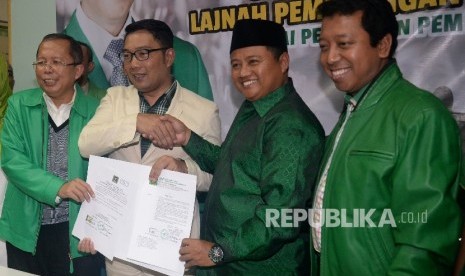 (dari kiri) Sekjen PPP Arsul Sani, Walikota Bandung Ridwan Kamil, Bupati Tasikmalaya Uu Ruzhanul Ulum dan Ketua PPP Romahurmuziy menunjukan surat dukungan pada acara deklarasi cagub dan cawagub Jabar di Kantor DPP PPP, Jakarta, Selasa (24/10).