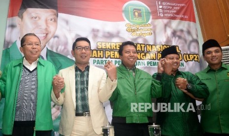 (dari kiri) Sekjen PPP Arsul Sani, Walikota Bandung Ridwan Kamil, Ketua PPP Romahurmuziy, Bupati Tasikmalaya Uu Ruzhanul Ulum dan Waketum PPP Arwani Thomafi mengangkat tangan pada acara deklarasi cagub dan cawagub Jabar di Kantor DPP PPP, Jakarta, Selasa (24/10).