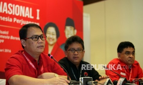 (dari kiri) Sekretaris Steering Committee Rakernas PDI-P, Ahmad Basarah, Sekjen Partai Demokrasi Indonesia Perjuangan (PDIP) Hasto Kristiyanto, dan Ketua Steering Comite Rakernas I PDIP Andreas Hugo Pareira saat memberikan keterangan pers terkait perkemban