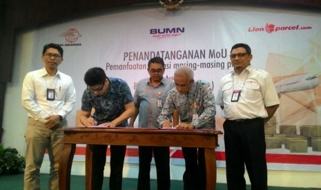 (dari kiri) Senior Cargo Manager Lion Air, August Paul Toruan; Direktur Utama Lion Express, Farian Kirana; Direktur Jasa dan Kurir Pos Indonesia, Agus F Handoyo; dan GM Commercial Lion Express, Victor Ary Surbakti.