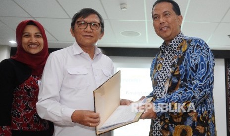 (dari kiri) SVP Corporate Banking BCA Yuli Melati S, Dirut Jasamarga Semarang Batang Saut P Simatupang dan SVP Corporate Banking Bank Mandiri Dikdik Yustandi saat penandatanganan perjanjian kredit sindikasi senilai Rp1,87 triliun untuk pembebasan lahan ruas tol Semarang-Batang di Jakarta, Rabu (29/3).