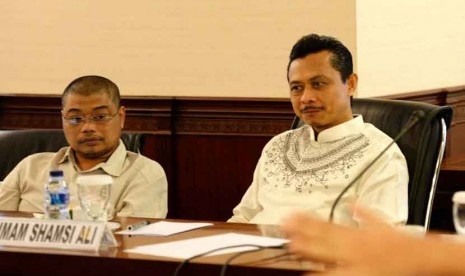 (dari kiri) Tokoh Lintas Agama Romo Beni dan Imam Masjid Besar New York Imam Shamsi Ali saat menghadiri diskusi di DPD RI, Komplek Parlemen Senayan, Jakarta, Selasa (2/9).(Republika/ Wihdan)