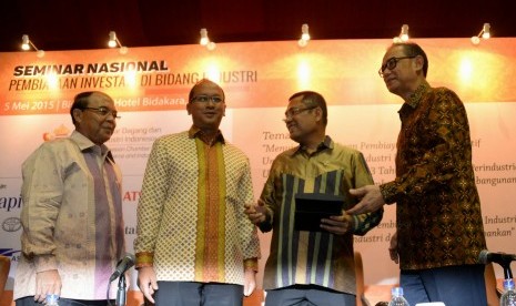 (Dari Kiri) Waketum KADIN Indonesia Bidang Perindustrian Sudirman M Rusdi, Waketum KADIN Indonesia Bidang Perbankan dan Financial Rosan P Roeslani, Menteri Perindustrian Saleh Husin dan Ketum KADIN Indonesia Suryo B.Sulisto 