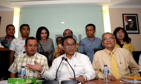 (dari kiri) Wakil Ketua DPR dari Partai Golkar Priyo Budi Santoso, Ketua Umum Golkar Munas Ancol Agung Laksono, dan Ketua DPP Bidang Hukum dan HAM Partai Golkar Lawrence Siburian menggelar konferensi pers terkait hasil putusan MA di Kantor DPP Golkar, Jaka