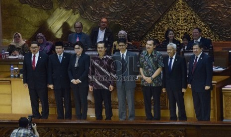  Pimpinan KPK yang baru dilantik berfoto bersama jajaran Pimpinan DPR RIpada Rapat paripurna DPR RI di Kompleks Paripurna, Jakarta, Jumat (17/12). (Republika/Rakhmawaty La'lang)