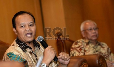   (dari kiri) Wakil Ketua MPR RI Hidayat Nur Wahid bersama Ketua Dewan Pers Bagir Manan menjadi pembicara saat diskusi di Komplek Parlemen Senayan, Jakarta, Senin (16/3). (Republika/Wihdan)