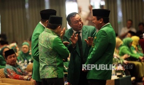  (Dari kiri) Wakil Ketua Umum Partai Persatuan Pembangunan (PPP) Emron Pangkapi,Anggota Dewan Pertimbangan Presiden yang juga Politikus Partai Persatuan Pembangunan (PPP) Suharso Monoarfa, Ketua Fraksi PPP Hasrul Azwar dan Sekjen PPP Romahurmuziy berbincan