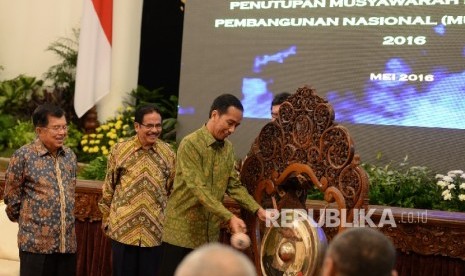 (dari kiri) Wakil Presiden Jusuf Kalla, Kepala Bappenas Sofyan Djalil, dan Presiden Joko Widodo secara resmi menutup Musrenbangnas 2016 di Istana Negara, Rabu (11/5). (Republika/ Wihdan)