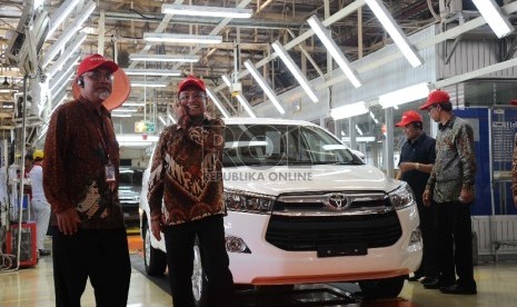 (dari kiri) Wakil Presiden Toyota Motor manufacturing Indonesia (TMMIN) Warih Andang Tjahyono, Menteri Perindustrian Saleh Husin berjalan usai pengecekan kualitas mobil usai peresmian produksi massal line off Toyota Innova di pabrik PT TMMIN, Karawang, Jaw