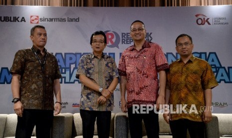 (dari kiri) Wapemred Republika Hasan Murtiaji, Head of Media Relation & Suport Corporate Communication Sinarmas Land Ahmad Soemawisastra, Dirjen Aplikasi Informatika Kementerian Komunikasi dan Informatika (Kemkominfo) Semuel Abrijani Pangerapan dan Dirut Republika Media Mandiri Agoosh Yoosran