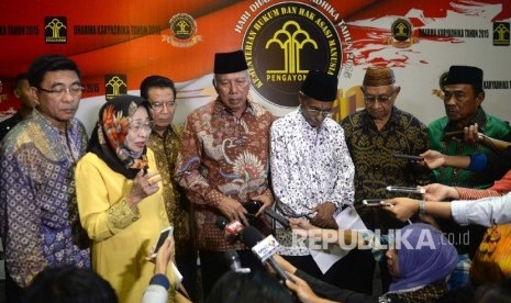 (dari tengah kiri) Politisi senior PPP Bachtiar Hamzah bersama Plt Ketua Mahkamah Partai PPP Mukhtar Aziz menjawab pertanyaan wartawan usai bertemu dengan Menkumham di Jakarta, Selasa (19/1). 