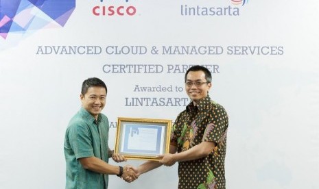 : Datacom & IT Services Director Lintasarta, Ginandjar (kanan) menerima sertifikasi Cloud and Managed Services Program (CMSP) dari Director of Partner Organization Cisco, Charles Sutanto (kiri