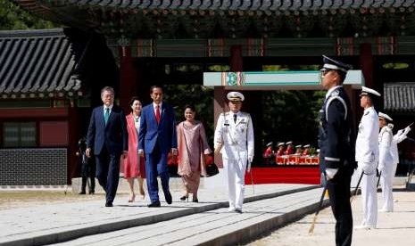 (depan kiri dan kanan) Presiden Korea Selatan Moon Jae-in dan Presiden Indonesia Joko Widodo, (belakang kiri dan kanan) Ibu Negara Korea Selatan Kim Jung-sook dan Ibu Negara Indonesia Iriana Joko Widodo menginspeksi penjaga kehormatan saat upacara penyambutan di istana Changdeokgung di Seoul, Korea Selatan, Senin (10/9).