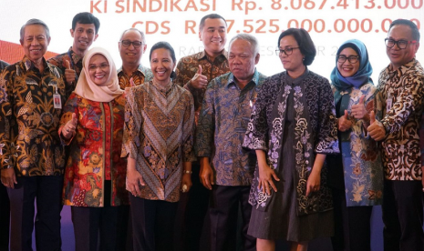 (Depan Kiri - Kanan) Direktur PT Bank Central Asia Tbk (BCA) Suwignyo Budiman, Direktur Keuangan PT Hutama Karya Anis Anjayani, Menteri Badan Usaha Milik Negara (BUMN) Rini Soemarno, Menteri Pekerjaan Umum dan Perumahan Rakyat (PUPR) Basoeki Hadimoeljono, Menteri Keuangan Sri Mulyani Indrawati, Direktur Utama PT Sarana Multi Infrastruktur Emma Sri Martini, dan Direktur Utama PT Bank Mandiri Tbk Kartika Wirjoatmodjo usai penandatanganan perjanjian Kredit Sindikasi Proyek Pembangunan Jalan Tol Trans Sumatera Ruas Bakauheni – Terbanggi Besar di Jakarta, Rabu (27/12).