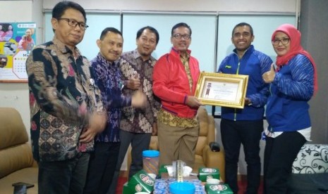 - Deputi III bidang Pembudayaan Olahraga Kemenpora Raden Isnanta (ketiga kanan) memberikan piagam penghargaan kepada PT Sunlight Sports Indonesia (Li Ning) atas dukungan pada Haornas 2017.