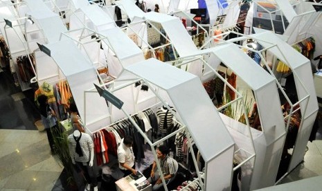 ?Fashion booths sell local products during Indonesia Fashion Week in Jakarta, last year. (file photo)