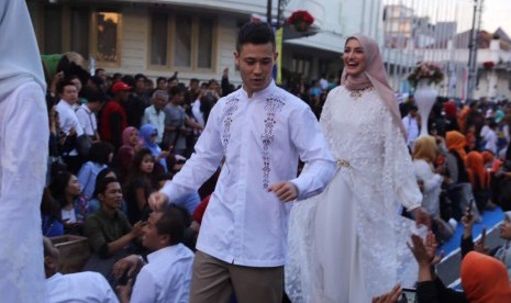  //Fashion Show On The Street// dari //brand// busana muslim ternama, Shafira dan Mezora turut memeriahkan acara Buka Bareng On the Street (Bubos) yang digelar Pemerintah Kota Bandung, Sabtu (17/6). 