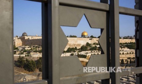 (File Foto) Suasana Dome of The Rock di kompleks Al Aqsa, Yerusalem, Palestina beberapa waktu lalu. Pejabat senior Pemerintahan Trump mengabarkan Trump akan mengakui Yerusalem sebagai ibukota Israel dan memindahkan kedutaan besarnya ke kota tua ini.