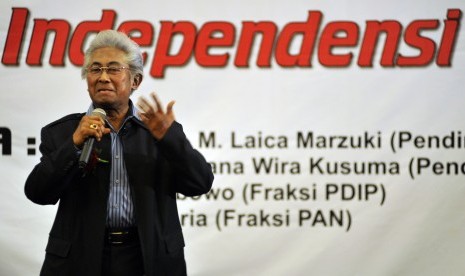 (Foto Arsip) Pengacara senior Adnan Buyung Nasution menyampaikan paparan di sela peluncuran Constitution Centre Adnan Buyung Nasution (Concern ABN) di Jakarta, Rabu (23/6/2010).