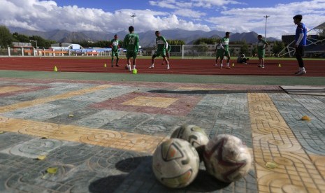 [foto ilustrasi] Pesepak bola Tibet berlatih di Pureland Men's Football Club in Lhasa, September 2016.