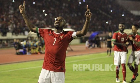 Boaz Solossa mencetak gol dalam pertandingan ujicoba Timnas Indonesia AFF 2016 melawan timnas Malaysia di Stadion Manahan Solo, Selasa (6/9). (Foto: Maulana Surya/Antara)