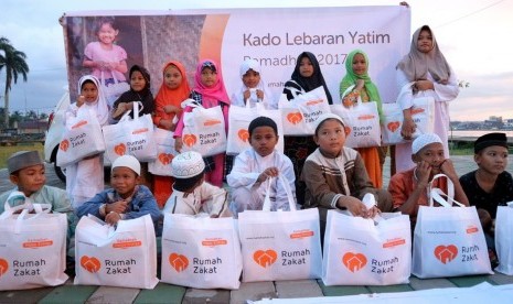 -Hingga hari ke-12 bulan Ramadhan, Rumah Zakat telah menyalurkan 2.459 paket Kado Lebaran Yatim