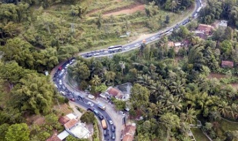 [Ilustrasi] Foto udara antrean kendaraan pemudik menuju Tasikmalaya-Ciamis dan Jawa Tengah melintas di Malangbong, Kabupaten Garut, Jawa Barat. 